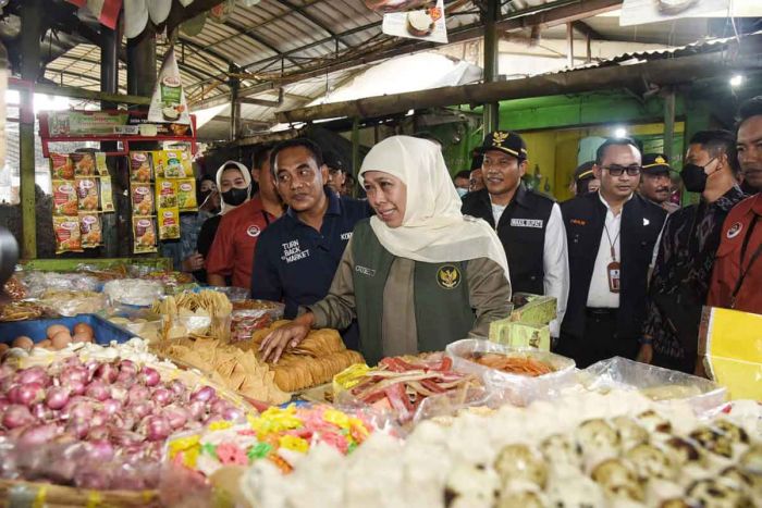 Tinjau Operasi Pasar, Gubernur Khofifah Pastikan Beras Murah Berkualitas Diterima Masyarakat