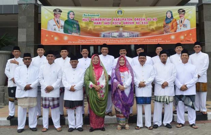 Bupati, Wabup dan PNS Gresik Kompak Pakai Busana Khas Tradisional