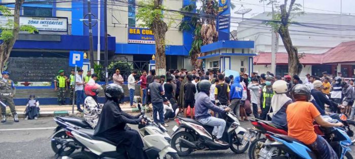 Puluhan Massa Geruduk Kantor Bea Cukai Madura di Pamekasan, Desak Tindak Tegas Rokok Ilegal