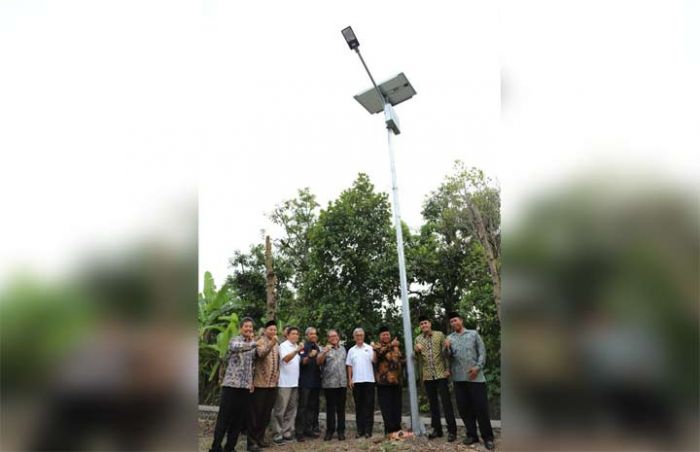 Pemkab Tuban Terima Bantuan 300 PJU Tenaga Surya dari Kementerian ESDM Pemkab Tuban Terima Bantuan 300 PJU Tenaga Surya dari Kementerian ESDM