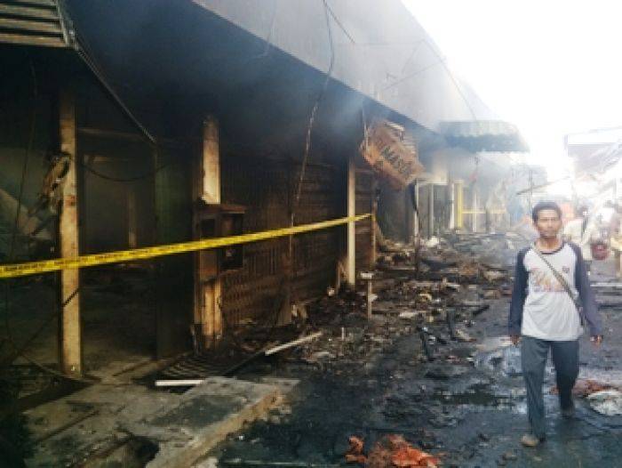 Pasar Induk Terbakar, Datangkan Damkar dari Jember dan Situbondo Pasar Induk Terbakar, Datangkan Damkar dari Jember dan Situbondo