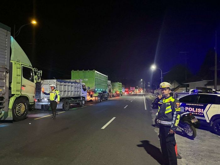 Jalan Raya Surabaya-Lumajang Rawan Macet Panjang, Polisi Lakukan Pengaturan Lalu Lintas