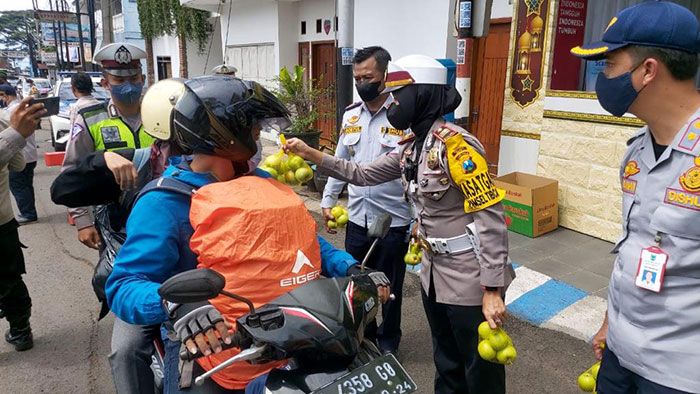Satlantas Polres Batu Beri Hadiah untuk Pemudik yang Tertib Satlantas Polres Batu Beri Hadiah untuk Pemudik yang Tertib