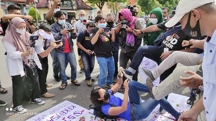 PWI dan IJTI Kota Mojokerto Gelar Teatrikal Kecam Aksi Kekerasan, Forkopimda Lepas Merpati PWI dan IJTI Kota Mojokerto Gelar Teatrikal Kecam Aksi Kekerasan, Forkopimda Lepas Merpati