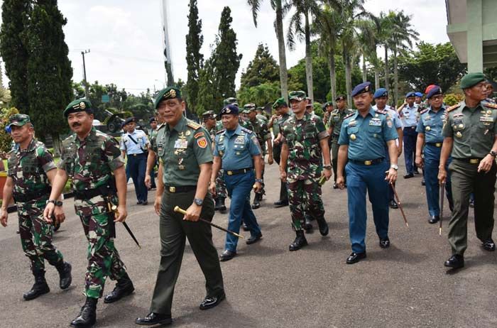 Pangarmatim Hadiri Pengarahan Panglima TNI di Malang Pangarmatim Hadiri Pengarahan Panglima TNI di Malang