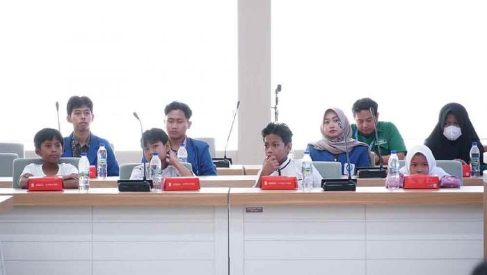 YMI dan IKA ITS Beri Beasiswa untuk Mahasiswa dan Warga Sekitar Kampus YMI dan IKA ITS Beri Beasiswa untuk Mahasiswa dan Warga Sekitar Kampus