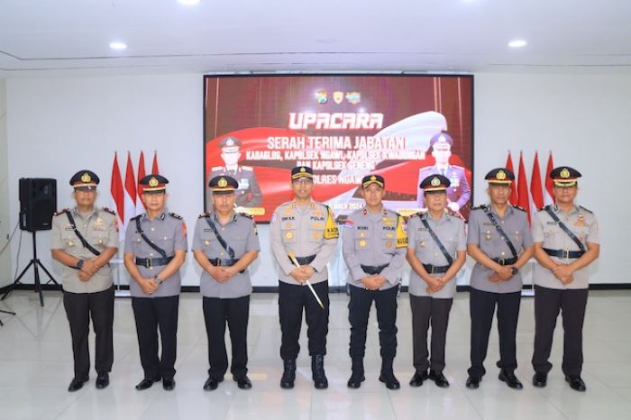 Kapolres Ngawi Pimpin Sertijab Kabag Log dan Tiga Kapolsek Baru Kapolres Ngawi Pimpin Sertijab Kabag Log dan Tiga Kapolsek Baru