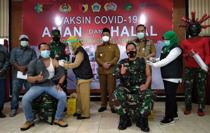 Dihadiri Bupati Gus Yani, KWG Bersama Personel Kodim 0817/Gresik Ikuti Vaksinasi Covid-19 Tahap II Dihadiri Bupati Gus Yani, KWG Bersama Personel Kodim 0817/Gresik Ikuti Vaksinasi Covid-19 Tahap II