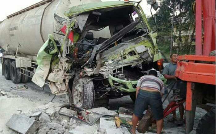 Kecelakaan Maut di Jalan Raya Purwodadi Pasuruan, Truk Tangki Tabrak Dump Truk Kecelakaan Maut di Jalan Raya Purwodadi Pasuruan, Truk Tangki Tabrak Dump Truk