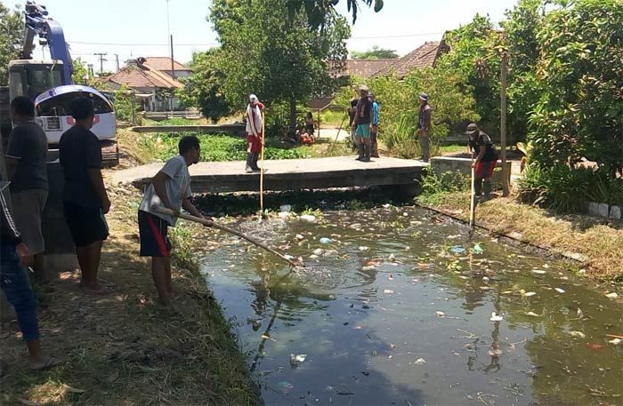 Warga Kedungbanteng Dibantu Lapindo Gotong Royong Bersihkan Sampah Sungai
