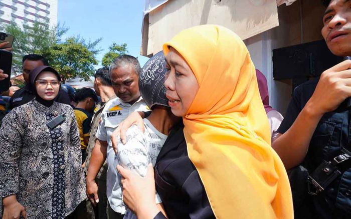 Temui Masyarakat di Depan Gedung Grahadi, Gubernur Khofifah Dengarkan Keluhan Sekaligus Bagi Sembako Temui Masyarakat di Depan Gedung Grahadi, Gubernur Khofifah Dengarkan Keluhan Sekaligus Bagi Sembako