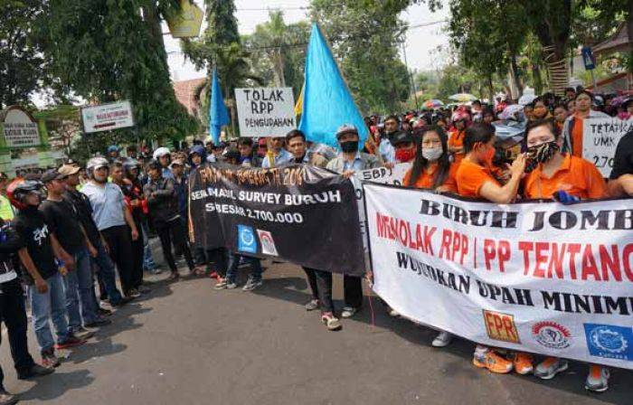 Lagi, Ribuan Buruh Demo Pemkab Jombang Tolak RPP Pengupahan
