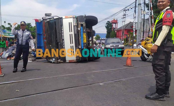 As Roda Pecah, Truk Muatan Batu Bara di Jombang Terguling As Roda Pecah, Truk Muatan Batu Bara di Jombang Terguling
