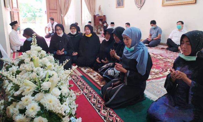 Takziah ke Kediaman Ibunda Presiden Jokowi, Khofifah: Beliau Sosok yang Low Profile dan Egaliter Takziah ke Kediaman Ibunda Presiden Jokowi, Khofifah: Beliau Sosok yang Low Profile dan Egaliter