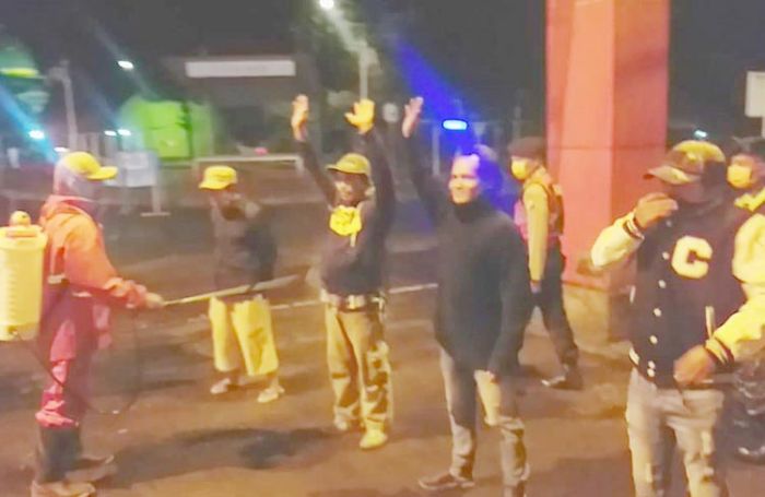 Timgab di Kota Batu Bubarkan Kerumunan Massa dan Semprotkan Disinfektan Timgab di Kota Batu Bubarkan Kerumunan Massa dan Semprotkan Disinfektan