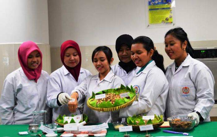 Mahasiswa UKWMS Ciptakan Plaster Kencur Mahasiswa UKWMS Ciptakan Plaster Kencur