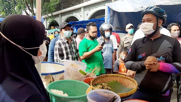 Usai Gowes, Bupati Gresik Gus Yani Mendadak Sambangi PKL Alun-alun Usai Gowes, Bupati Gresik Gus Yani Mendadak Sambangi PKL Alun-alun