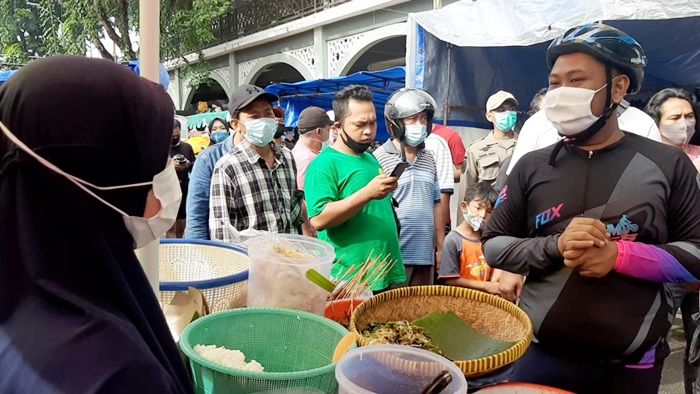 Usai Gowes, Bupati Gresik Gus Yani Mendadak Sambangi PKL Alun-alun