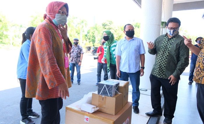 Pemkot Surabaya Terima Bantuan Alat PCR dari PT HM Sampoerna Pemkot Surabaya Terima Bantuan Alat PCR dari PT HM Sampoerna