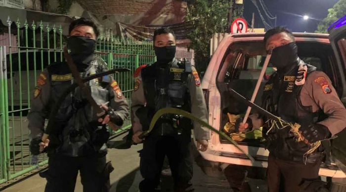 Polisi Amankan Tawuran Antargangster di Jalan Banyu Urip Lor Surabaya Polisi Amankan Tawuran Antargangster di Jalan Banyu Urip Lor Surabaya