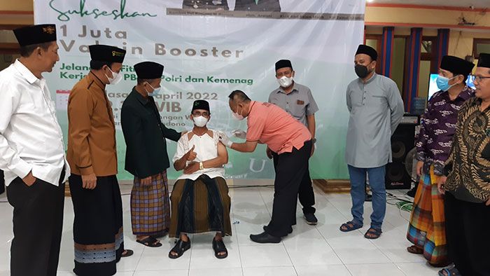 Warga Sukodono Antusias Ikuti Sejuta Vaksin Booster PCNU Sidoarjo Warga Sukodono Antusias Ikuti Sejuta Vaksin Booster PCNU Sidoarjo