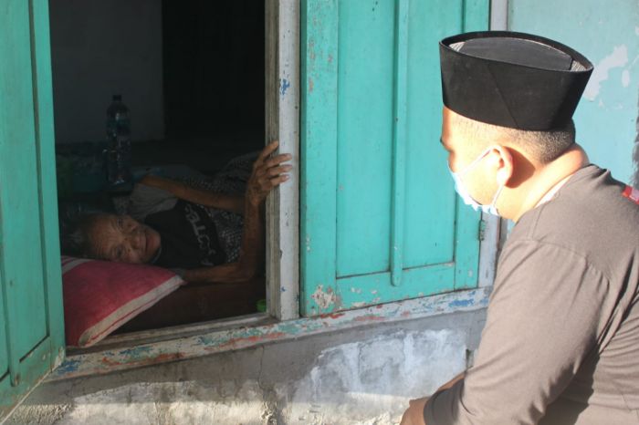 Gus Yani Sambangi Nenek Sebatang Kara dan Sakit-sakitan di Desa Tenaru Gus Yani Sambangi Nenek Sebatang Kara dan Sakit-sakitan di Desa Tenaru
