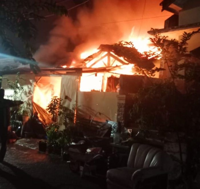 Diduga Korsleting Listrik, Rumah di Sukodono Terbakar, 2 Korban Ditinggal Orang Tua Mancing Diduga Korsleting Listrik, Rumah di Sukodono Terbakar, 2 Korban Ditinggal Orang Tua Mancing