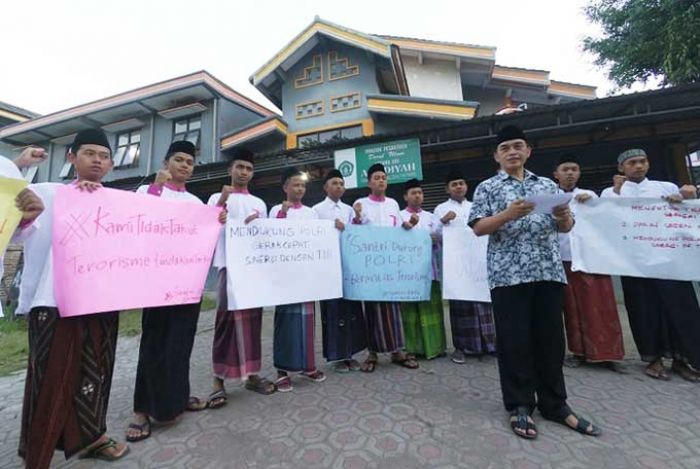 Santri Jombang Desak DPR Sahkan UU Antiterorisme Santri Jombang Desak DPR Sahkan UU Antiterorisme