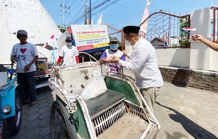 Peringati HUT ke-76 RI, BHS Gelar Upacara Bendera dan Bagikan Sembako untuk Tukang Becak