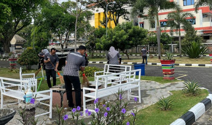 Jajaran Petugas Lapas Pemuda Madiun Lakukan Kerja Bakti Jumat Pagi Jajaran Petugas Lapas Pemuda Madiun Lakukan Kerja Bakti Jumat Pagi
