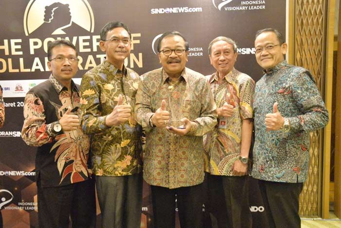 Gubernur Jatim Raih Penghargaan Sebagai Indonesian Visionary Leader