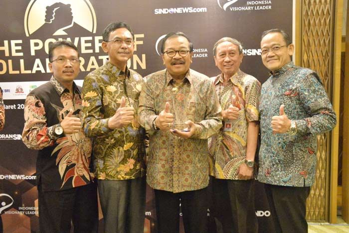 Gubernur Jatim Raih Penghargaan Sebagai Indonesian Visionary Leader Gubernur Jatim Raih Penghargaan Sebagai Indonesian Visionary Leader