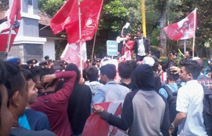 GMNI Demo DPRD Kabupaten Malang