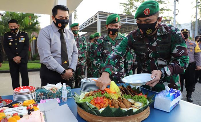 Peringati Hari Bhayangkara ke-74, Danrem 082/CPYJ dan Dandim 0815 Mojokerto Beri Surprise Kapolres