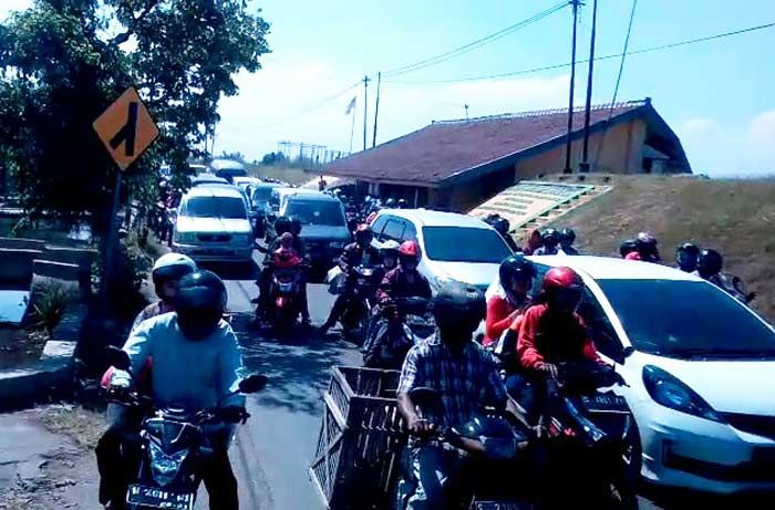 Volume Kendaraan Meningkat, Arus Lalu Lintas Arah Jembatan Ploso Jombang Padat