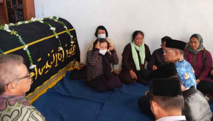 Pj Wali Kota Batu Takziah ke Salah Satu Korban Kecelakaan di Jalur Klemuk Songgoriti Pj Wali Kota Batu Takziah ke Salah Satu Korban Kecelakaan di Jalur Klemuk Songgoriti
