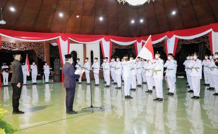 Kukuhkan 70 Paskibraka, Bupati Pamekasan: Hayati Makna Bendera Merah Putih Sebagai Simbol Perjuangan