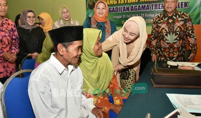 Pemkab Trenggalek Nikahkan 128 Pasangan Suami Istri yang Belum Kantongi Surat Nikah Resmi Pemkab Trenggalek Nikahkan 128 Pasangan Suami Istri yang Belum Kantongi Surat Nikah Resmi