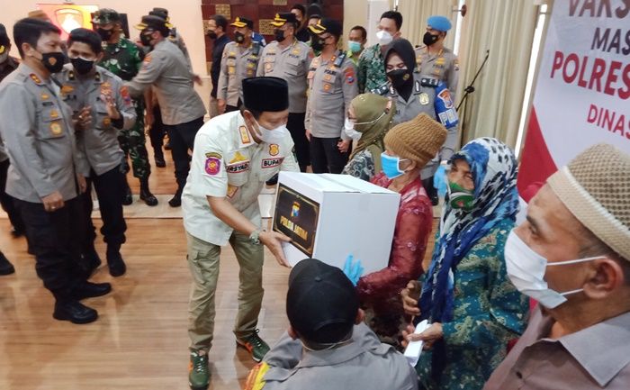 Usai Zoom Meeting dengan Kapolri, Kapolda Jatim Tinjau Vaksinasi Lansia di Pandaan Pasuruan Usai Zoom Meeting dengan Kapolri, Kapolda Jatim Tinjau Vaksinasi Lansia di Pandaan Pasuruan