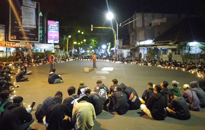 Demo Sampai Malam, Mahasiswa di Lamongan Tagih Janji DPRD Kawal Penolakan UU Cipta Kerja Demo Sampai Malam, Mahasiswa di Lamongan Tagih Janji DPRD Kawal Penolakan UU Cipta Kerja