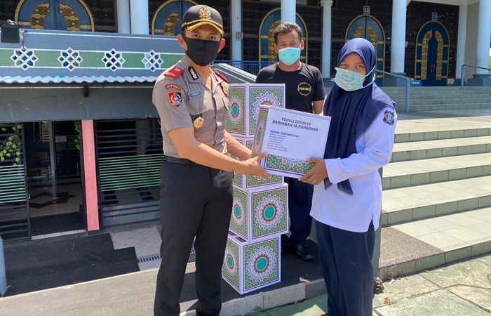 Mantan Wakapolres Kediri Berikan Paket Sembako ke Pengurus Masjid Agung Surabaya Mantan Wakapolres Kediri Berikan Paket Sembako ke Pengurus Masjid Agung Surabaya