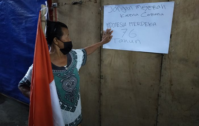 Berharap Merdeka dari Corona, Pedagang Suvenir Makam Bung Karno Kibarkan Bendera Merah Putih Berharap Merdeka dari Corona, Pedagang Suvenir Makam Bung Karno Kibarkan Bendera Merah Putih