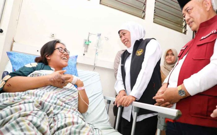 Bersama Bupati Malang, Gubernur Khofifah Jenguk Korban Terdampak Longsor di RSUD Kanjuruhan