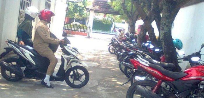 Ada Jukir Berbayar di Parkiran Dispendukcapil Ngawi Ada Jukir Berbayar di Parkiran Dispendukcapil Ngawi