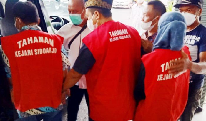 Dua Tersangka Terkait OTT Pungli PTSL di Desa Klantingsari Akhirnya Ditahan Kejari Sidoarjo Dua Tersangka Terkait OTT Pungli PTSL di Desa Klantingsari Akhirnya Ditahan Kejari Sidoarjo