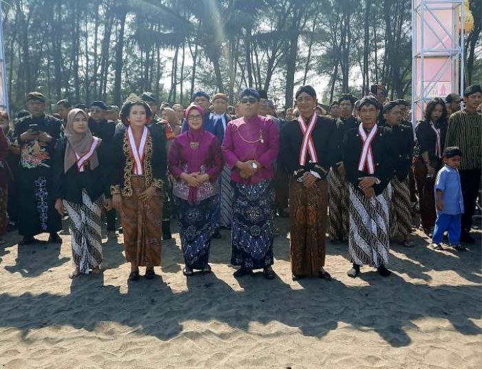 Bupati Blitar Hadiri Momen Sakral Larung Sesaji di Pantai Serang Bupati Blitar Hadiri Momen Sakral Larung Sesaji di Pantai Serang