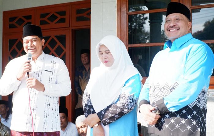 Dilepas Ketua Dewan, Wakil Ketua DPRD Gresik Mujid Riduan Berangkat Haji Bersama Istri
