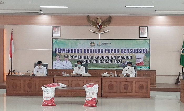 Bupati dan Wabup Madiun Serahkan 346 Ton Pupuk Bersubsidi ke Petani