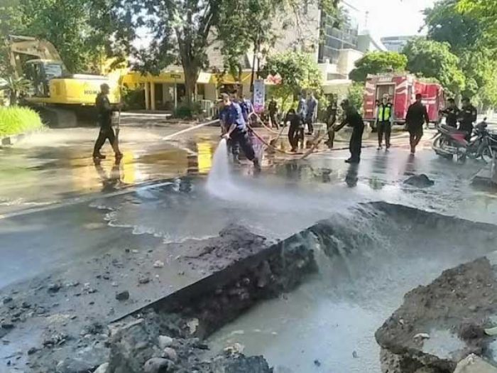 Lumpur Proyek Pedestrian Jl Biliton Surabaya Sebabkan Kecelakaan