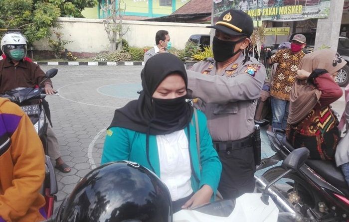 Polsek Bersama Pemcam Ngadiluwih Kediri Bagikan Masker Gratis ke Pengguna Jalan Polsek Bersama Pemcam Ngadiluwih Kediri Bagikan Masker Gratis ke Pengguna Jalan